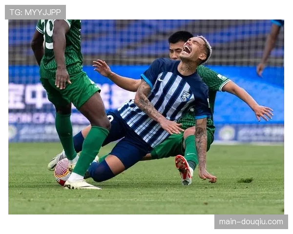 实时:武汉三镇通过一次成功的造越位瓦解深圳队反击 实时:武汉三镇通过一次成功的造越位瓦解深圳队反击